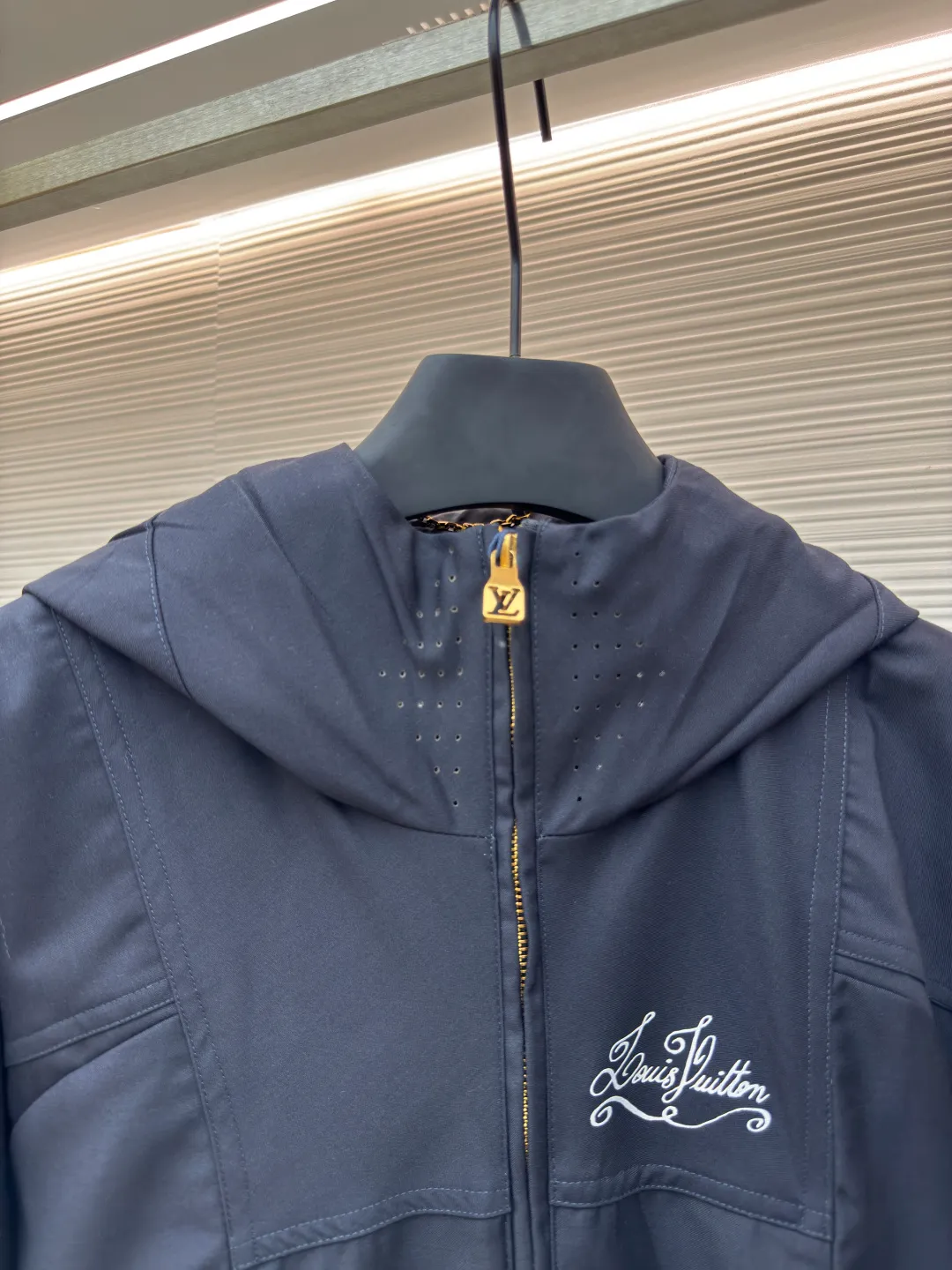 LOUIS VUITTON hooded windbreaker jacket ●Authentic product: Purchased and developed for 31000 ●Item number: 1680632-C10 ●Fabric: waterproof fabric ●Technology: made on positioning cutting machine ●Version: fitted version ●Weight: about 1150 grams ●Size: 42-44-46-48 ●Description: Made of customized Tri-Durance waterproof and rainproof fabric , a full set of accessories are customized, YKK two-way zippers, and all hardware are molded and customized to provide the performance required in the alpine environment. It is thin and wear-resistant, windproof, waterproof and breathable. It is suitable for a variety of activities. It is compatible with StormHood™. The hood is well protected and does not affect the line of sight. Step in The pockets are equipped with WaterTight™ zippers for easy access to items, and the zippers facilitate quick ventilation. The splicing design allows for free movement. There is a logo print on the chest, a printed design on the brim, and engraved buttons on the cuffs. The overall routing is straight and delicate. The fabric is comfortable and soft, with consistent colors and no color difference. It can be matched with the same style to create a fashionable look, and can be used in various occasions. Customized accessories, complete with three standards, same style for men and women!
